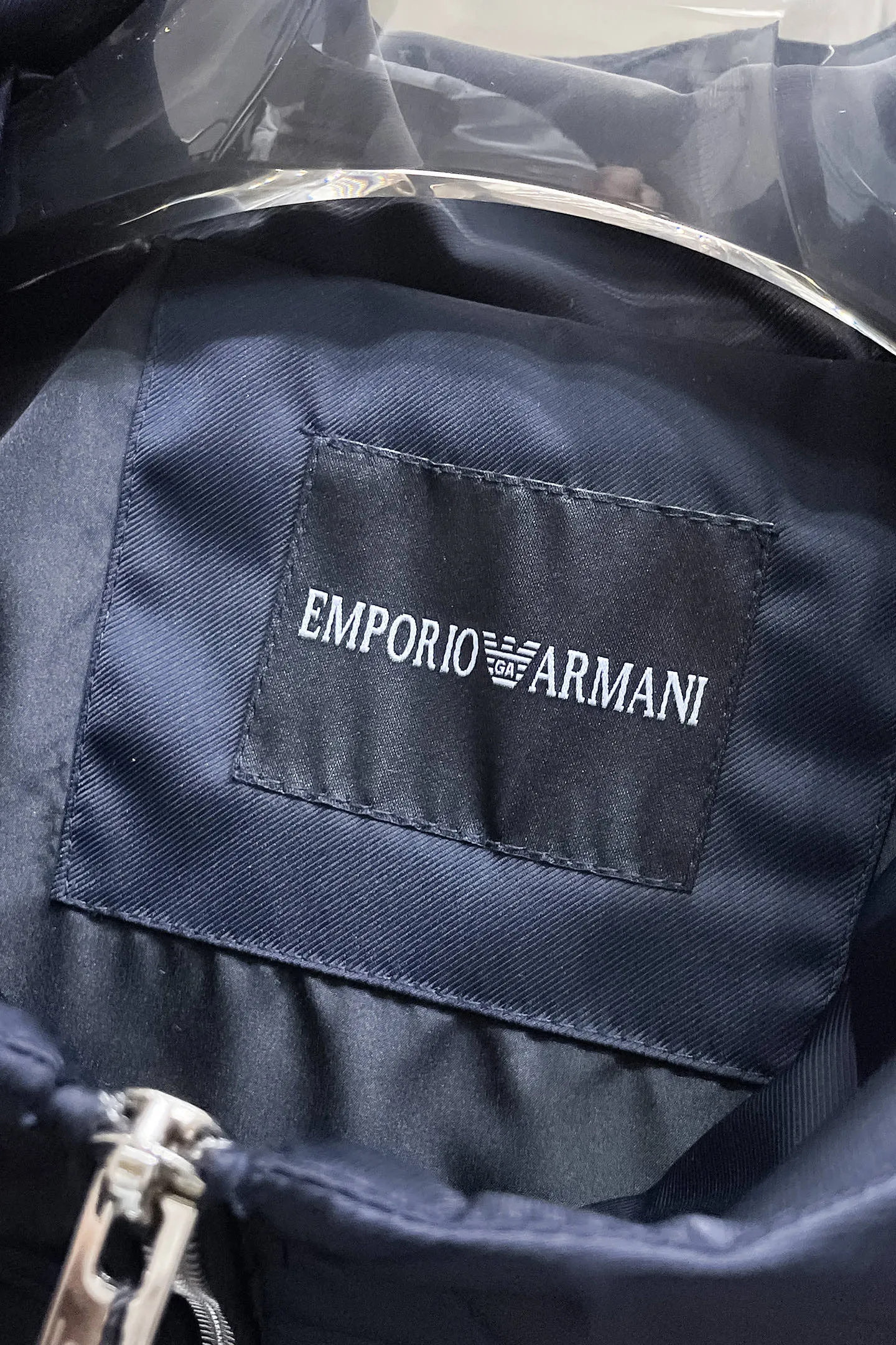 Armani official website Same Style, complete with three labels, on sale in advance. 2026 Autumn and Winter New Arrival men's jacket, Original with complete three labels, Premium version. Custom-made fabrics at the counter. Breathable, high comfort, impeccable details, brand element design concept, reflecting high quality. It feels delicate and soft, presents a casual cut, and has a great upper body shape. Sizes: M～3XL,